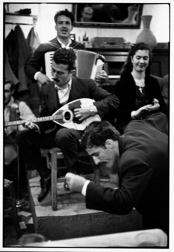 Henri-Cartier-Bresson,-Ζεϊμπέκικο-σε-ταβέρνα-του-Πειραιά-1953.-Fondation-Henri-Cartier-Bresson--Magnum-Photos