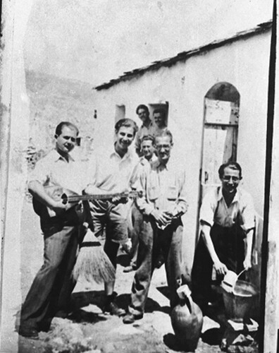 1948-6-7_-Ο-Μ.Θ.-εξόριστος-στην-Δάφνη-Ικαρίας-με-τον-Β.-Κουτσούγερα-Εργασίες-καθαριότητος