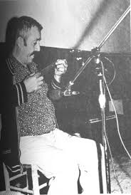 Ο Γιώργος Κάρλας «τρακαρισμένος», όταν τραγούδησε πρώτη φορά μπροστά στο μικρόφωνο (Μέθανα, 1979).